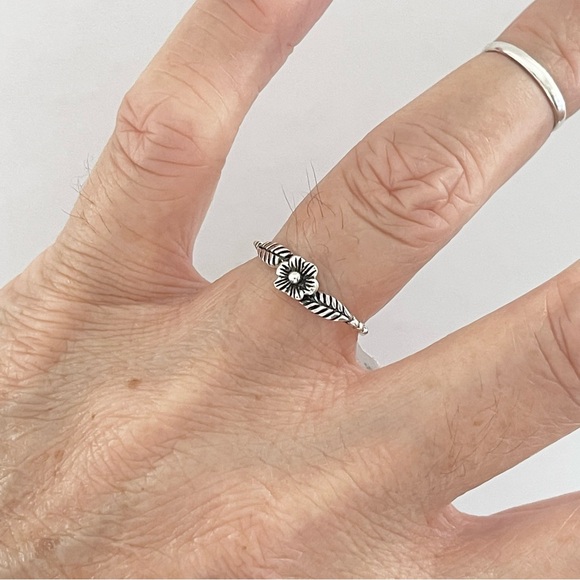 Sterling Silver Minimalist Flower Ring with Leaves, Silver Rings, Leaf Ring - Picture 8 of 13